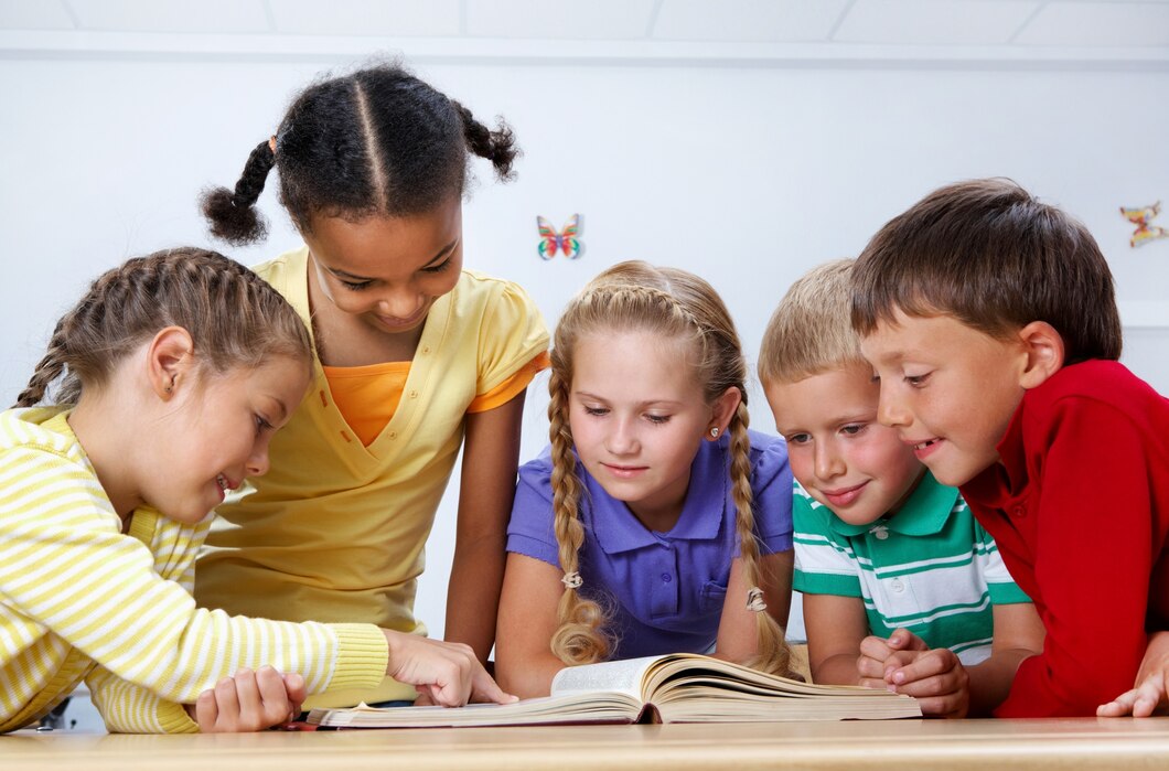 Crianças lendo livros